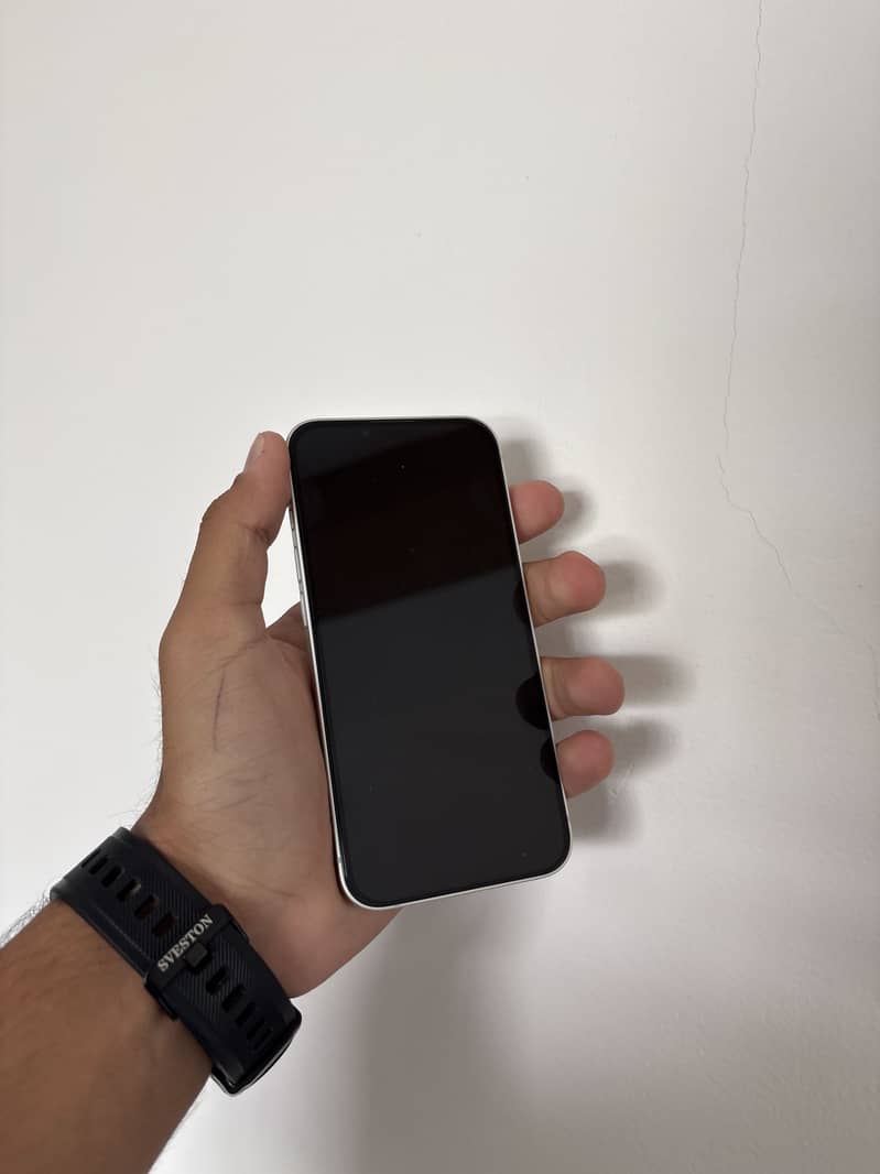 Apple iPhone 16e 1