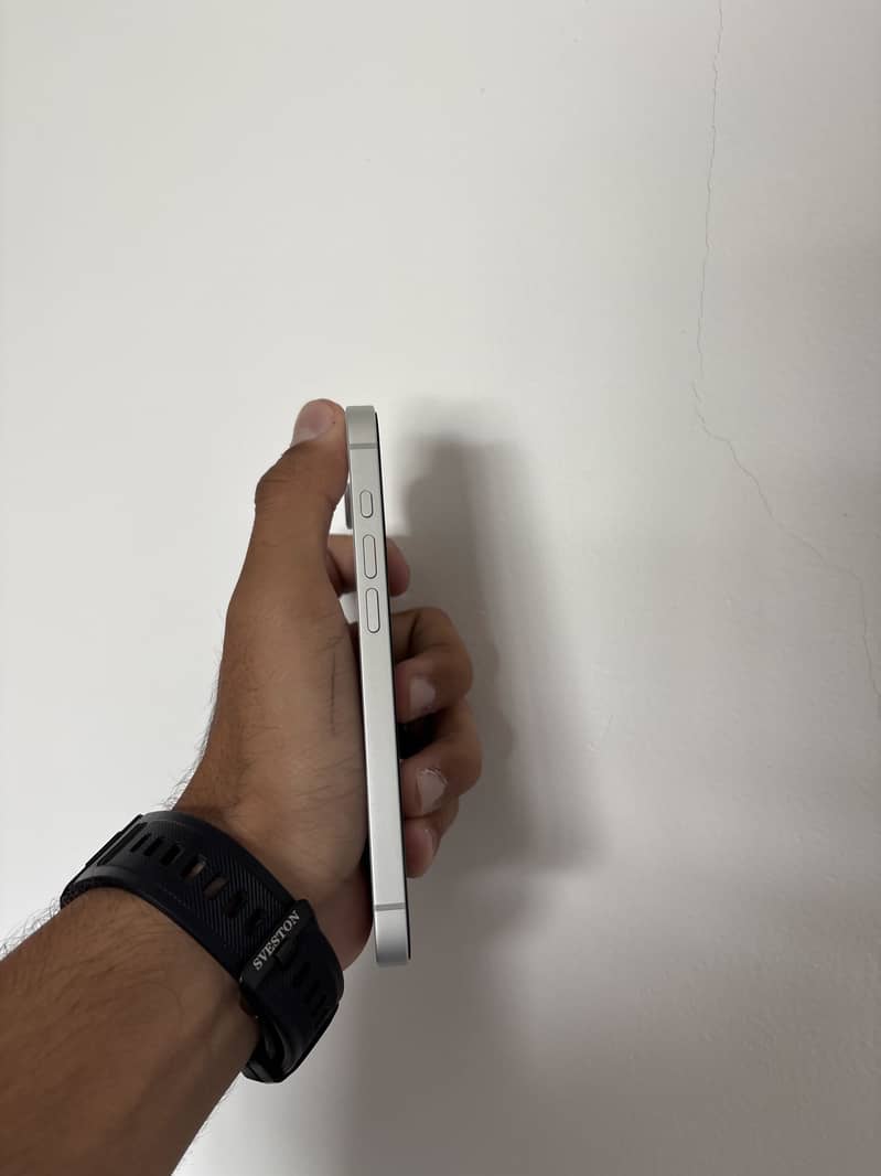 Apple iPhone 16e 2