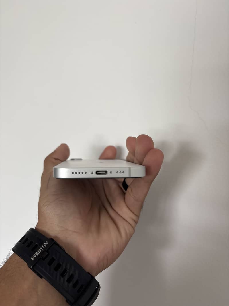 Apple iPhone 16e 3