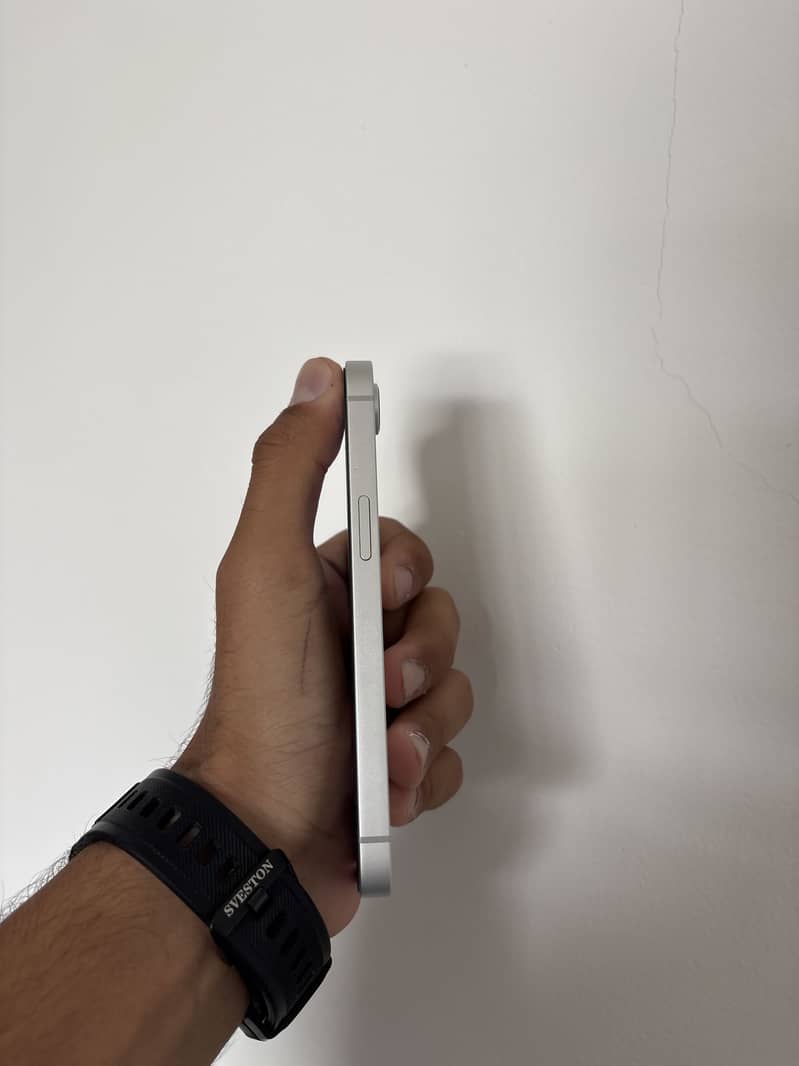 Apple iPhone 16e 4