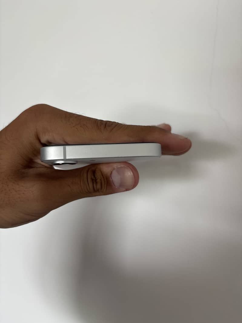 Apple iPhone 16e 5