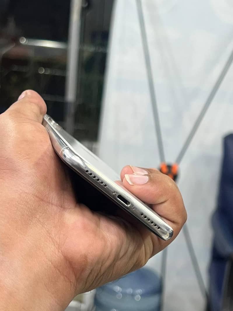 Apple iPhone X 4