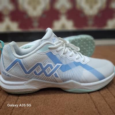 maxx high comfer sports shoes, bedminton shoes in cheap pric3