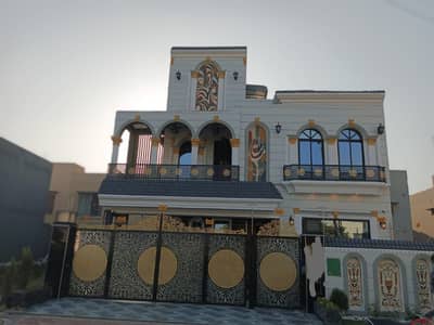 10 Marla Like New House Available For Sale In Bahria Town Lahore.