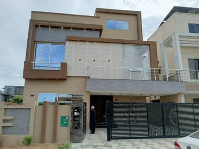 10 Marla Neat and Clean House Available For Sale In Bahria Town Lahore