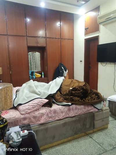 Old House Available For Sale at Very Good Location in Gulberg 3