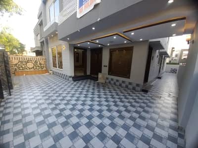 10 Marla Almost Like New House Available For Sale In Bahria Town Lahore.