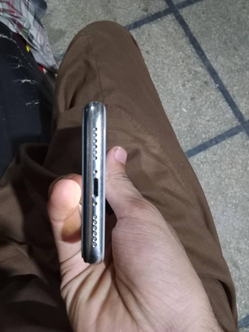 Apple iPhone X 4