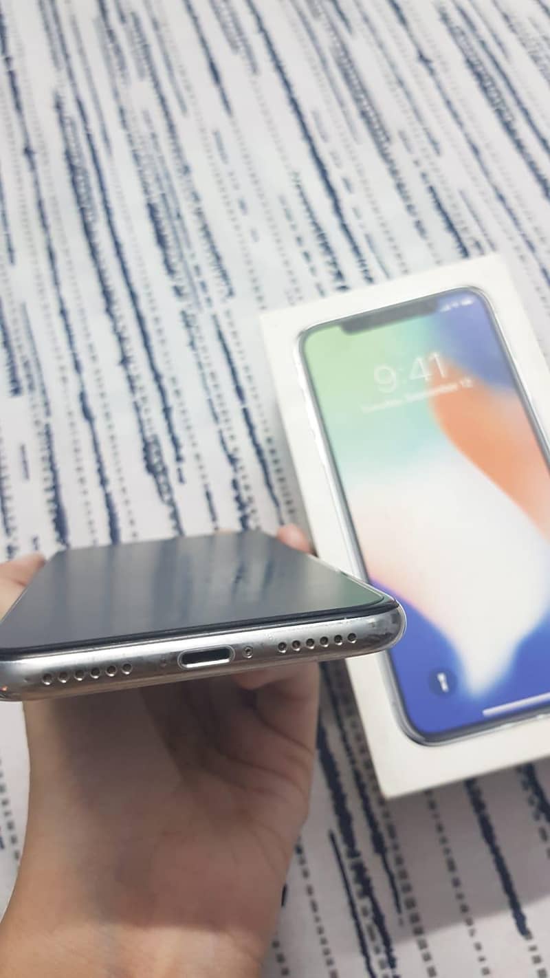 Apple iPhone X 4