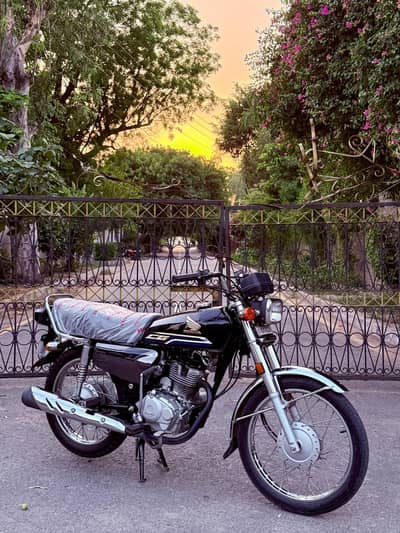 Honda CG 125 self start 2023 end 2024 shape only 5500 km used