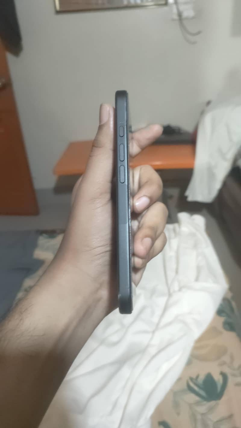 Apple iPhone 16 2