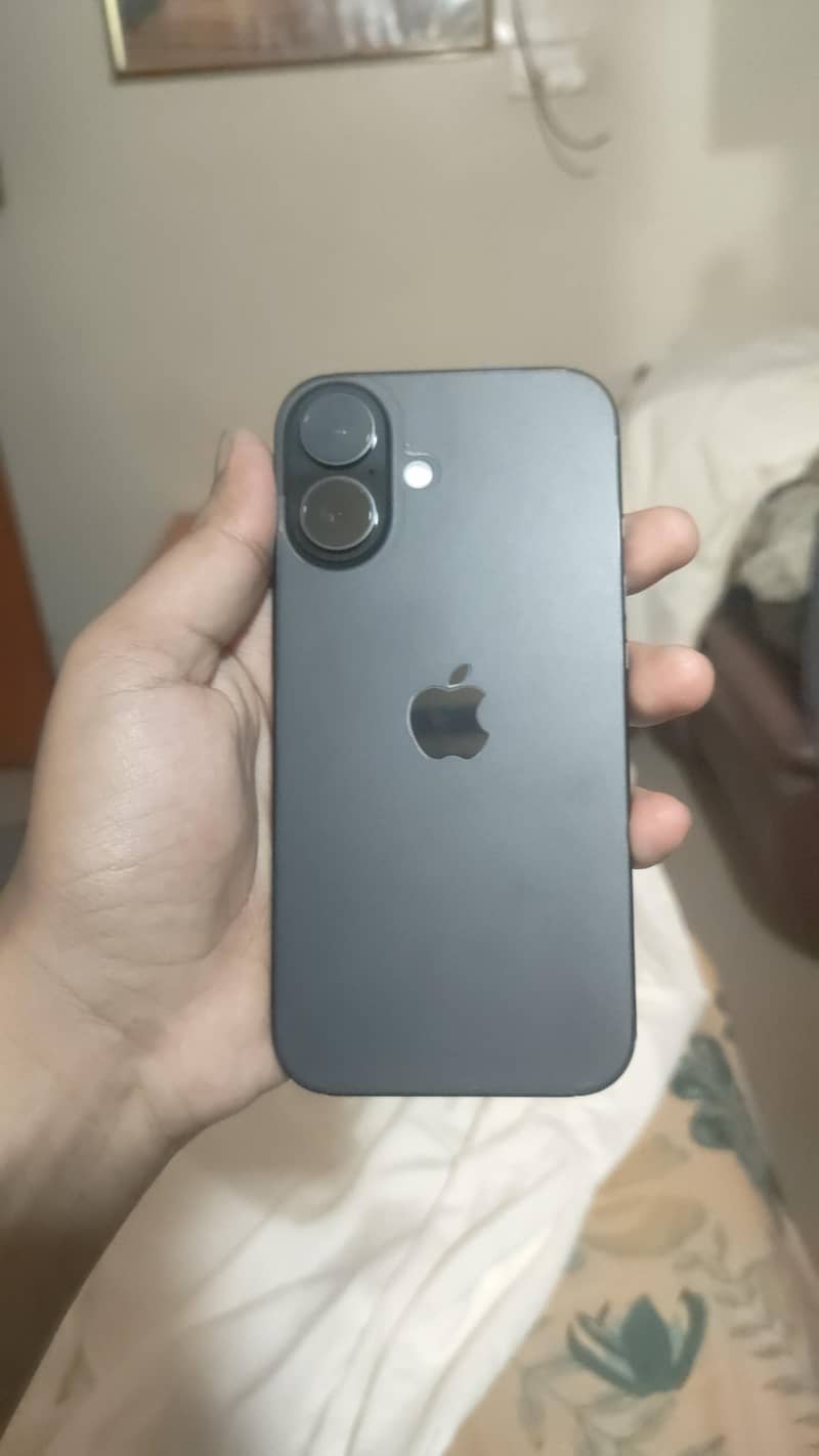 Apple iPhone 16 3