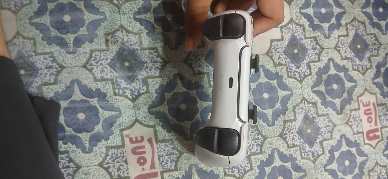 PS 5 controller white 2