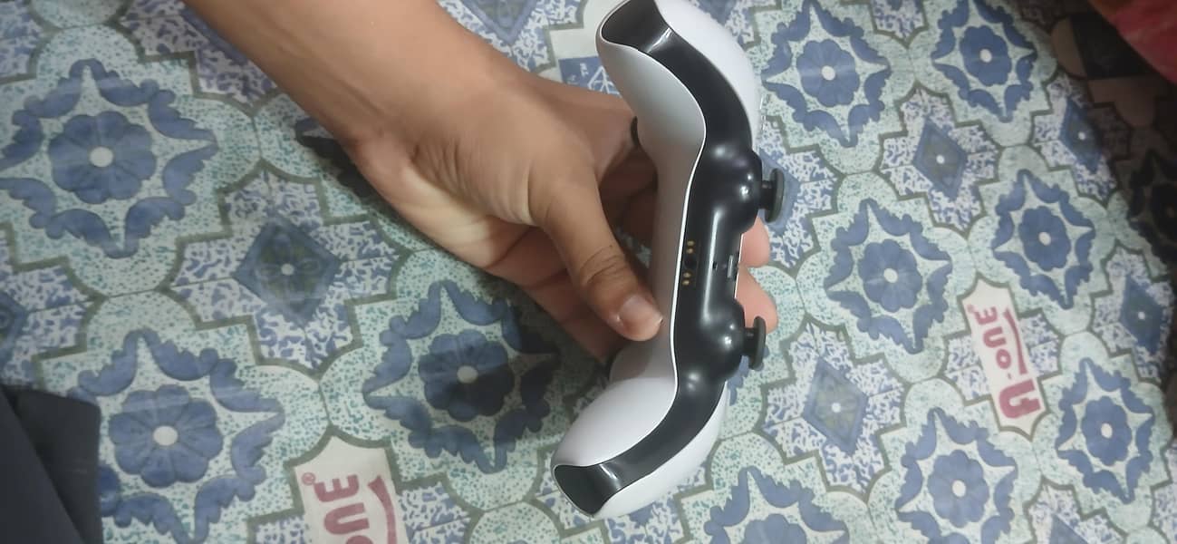 PS 5 controller white 3