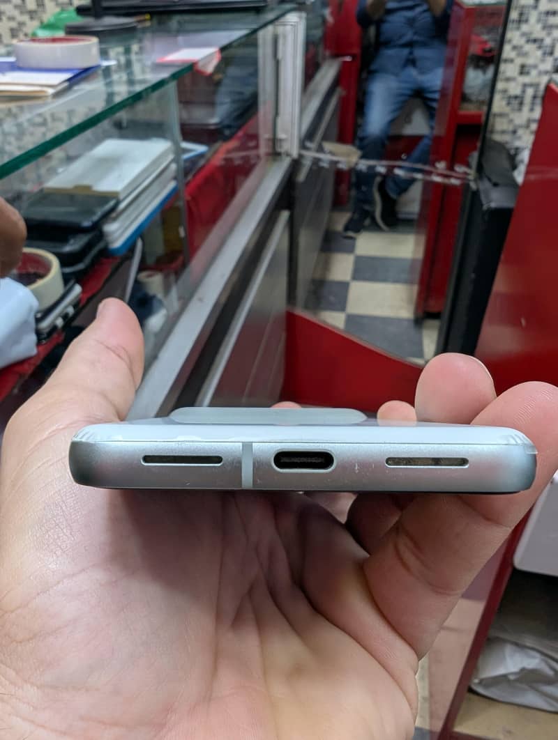 Google Pixel 8 4