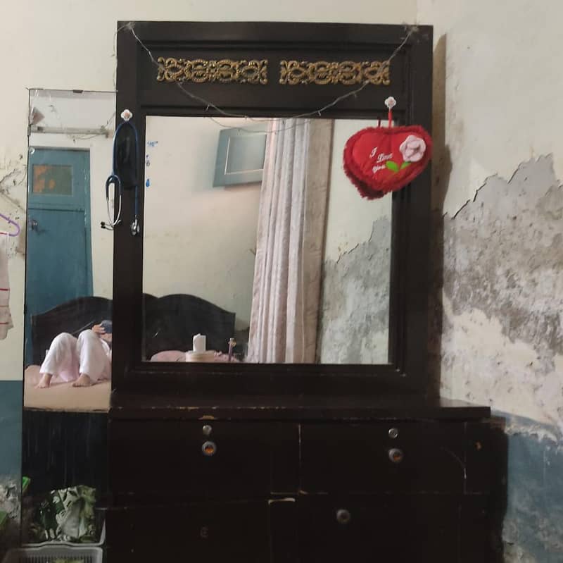 Vanity table with mirror 2