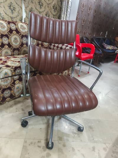 BEST OFFICE CHAIR 10/9 CONDITION CONFORTABLE AJUSTABLE CHAIR