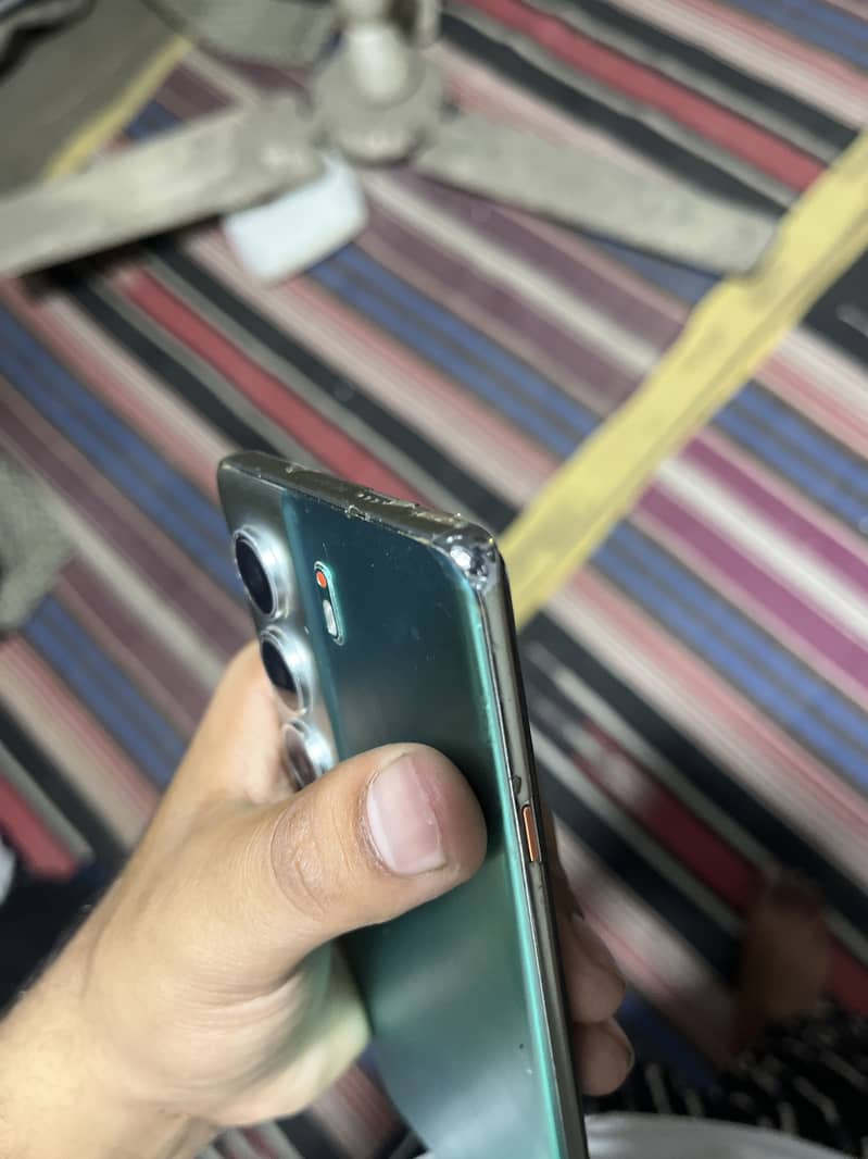 Tecno CAMON 40 Pro 1