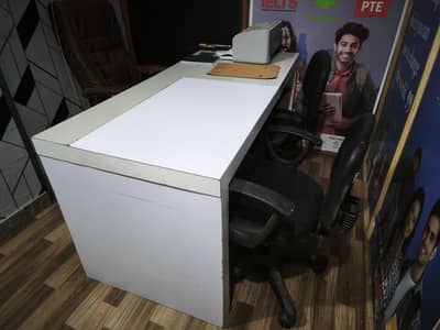 5 Feet office table available for sale