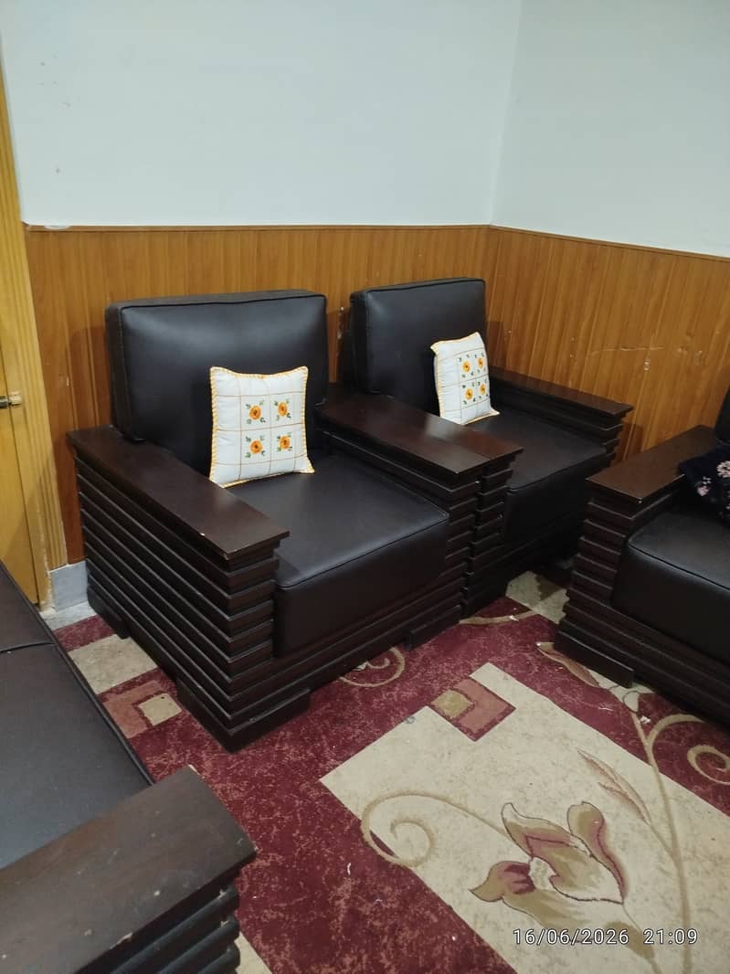 Leather sofa 0