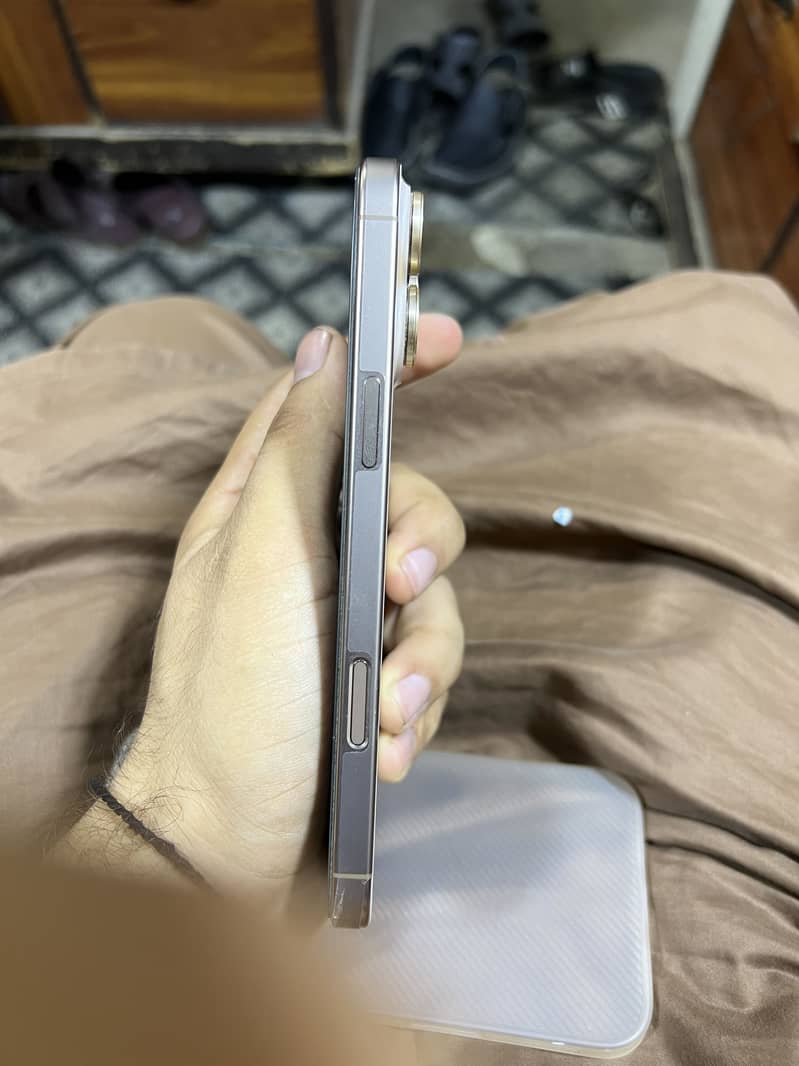 Apple iPhone 16 Pro Max 2