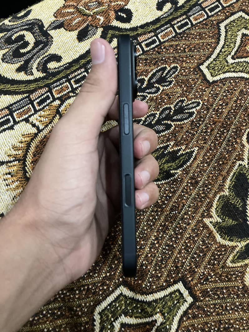 Apple iPhone 16 2