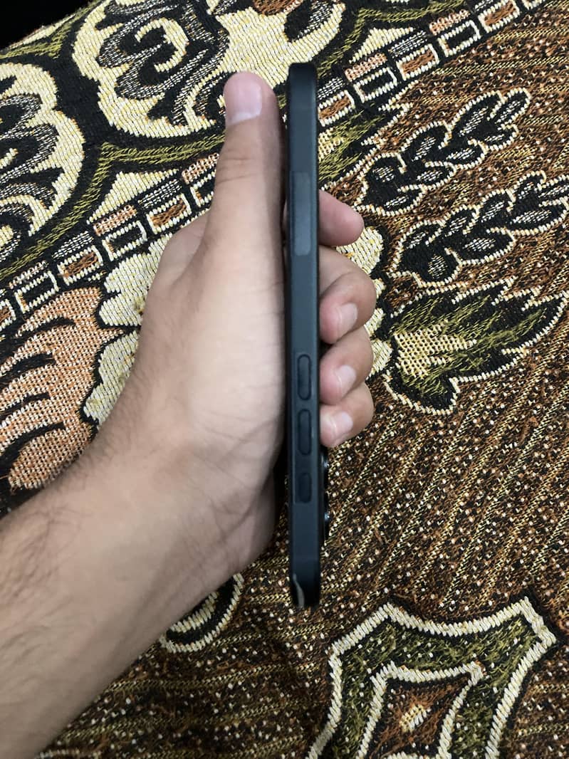 Apple iPhone 16 4