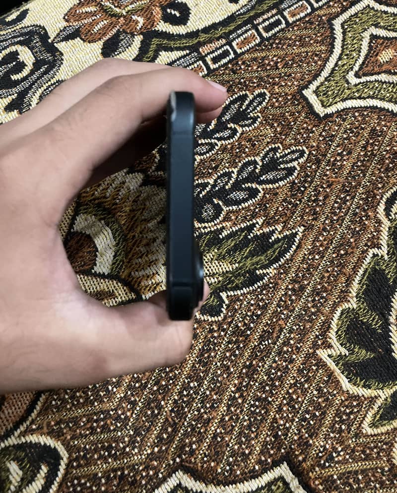 Apple iPhone 16 5