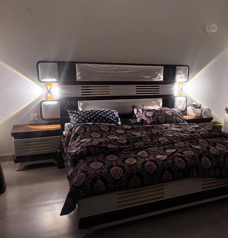 Bed with side tables 0