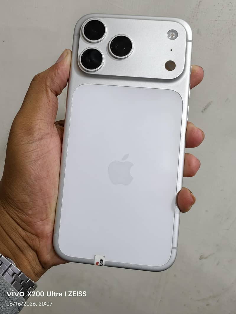 Apple iPhone 17 Pro Max CH/A Version Silver 1