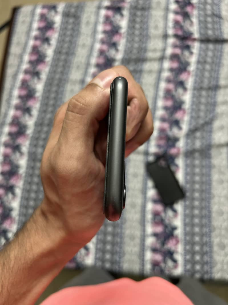 iPhone 11 4
