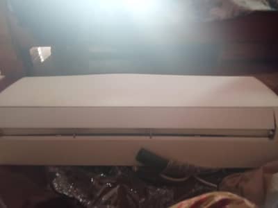 company name gree white colour 1.5 ton 10/10 condition