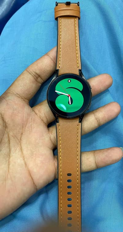 Samsung S4 watch with box and original charger made in vetnam