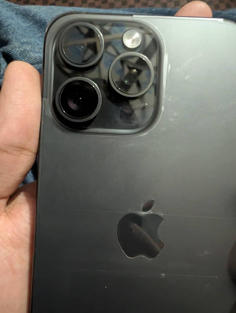 iPhone 15 Pro Max 4