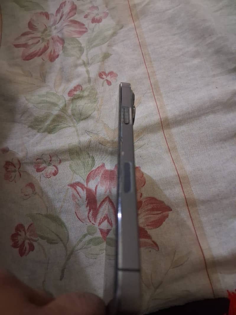 Apple iPhone 13 5