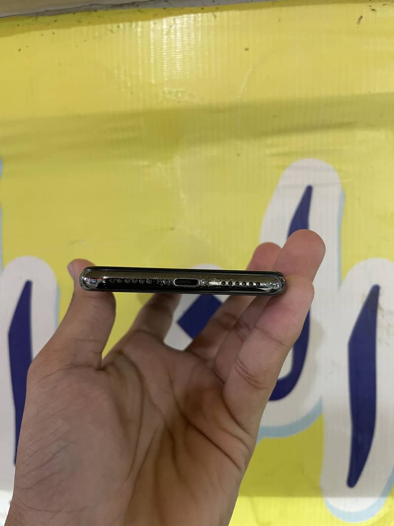 Apple iPhone X 4