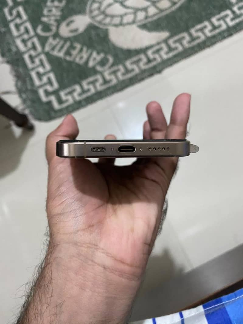 Apple iPhone 16 Pro 3