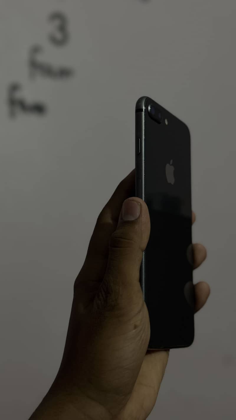 Apple iPhone 8 Plus 1