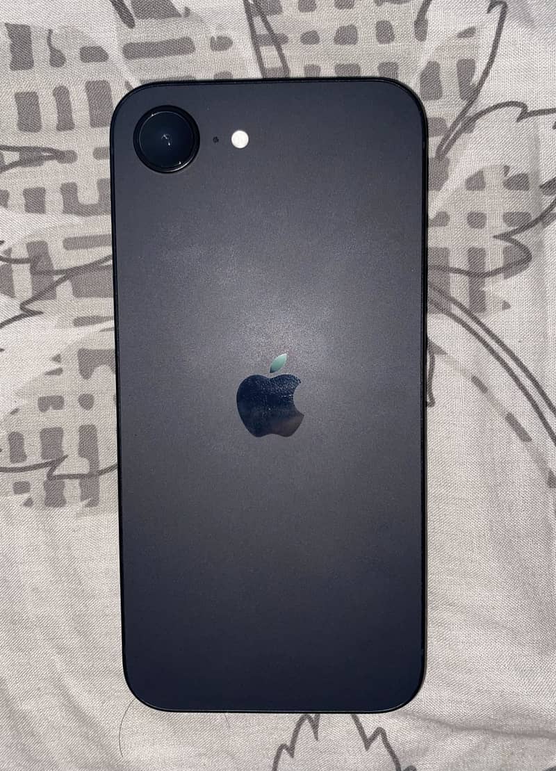 Apple iPhone 16e 0