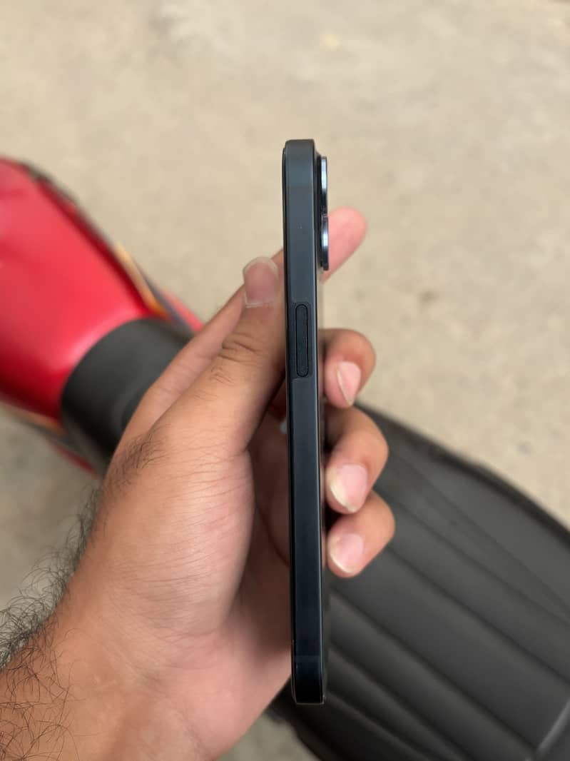 Apple iPhone 13 2