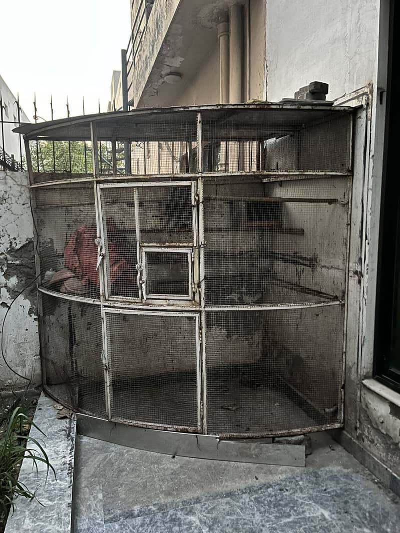 Triangle shaped cage 0