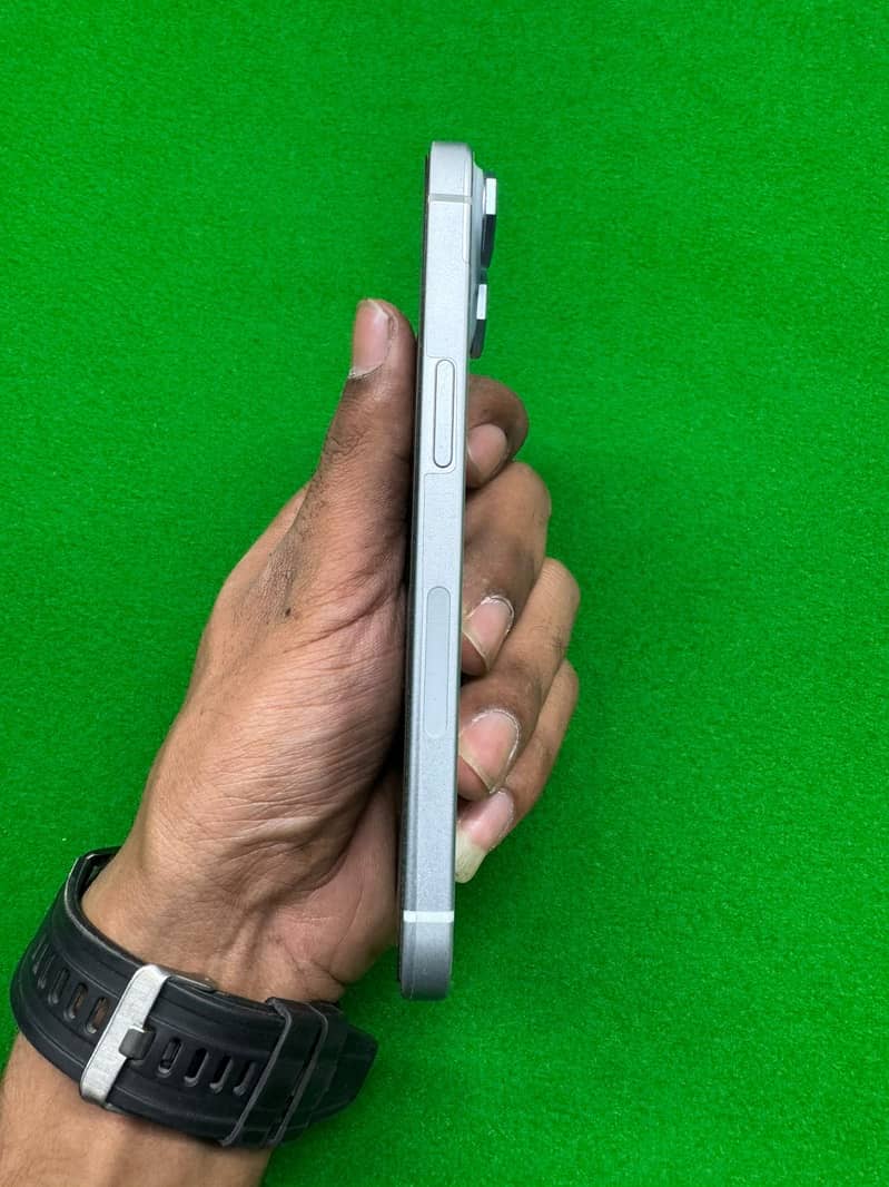 iPhone 15 4