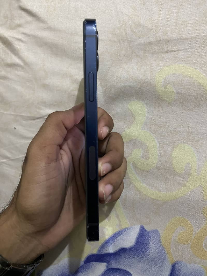 Apple iPhone 12 4