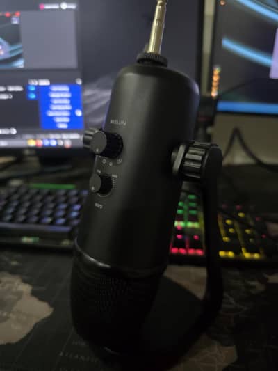 Boya BM 700 with box
