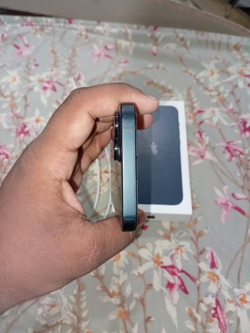 Apple iPhone 13 4