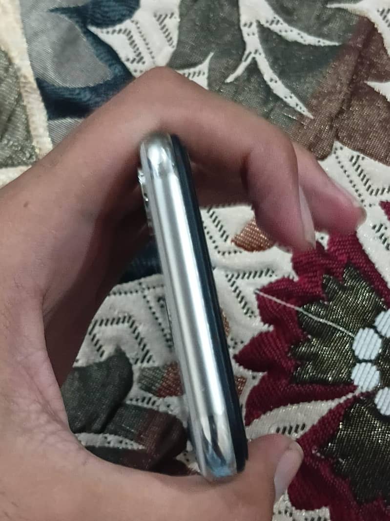 Apple iPhone X 4