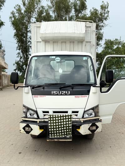 isuzu nkr 2017
