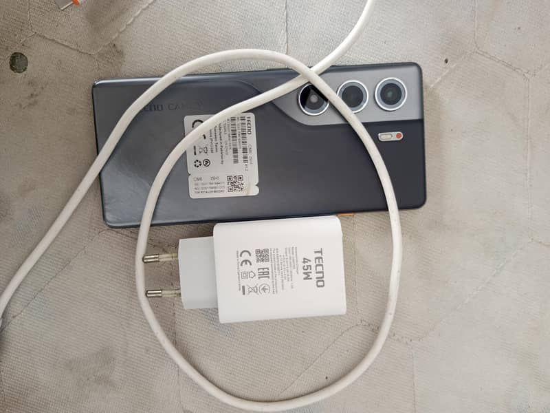 Tecno CAMON 40 Pro 1