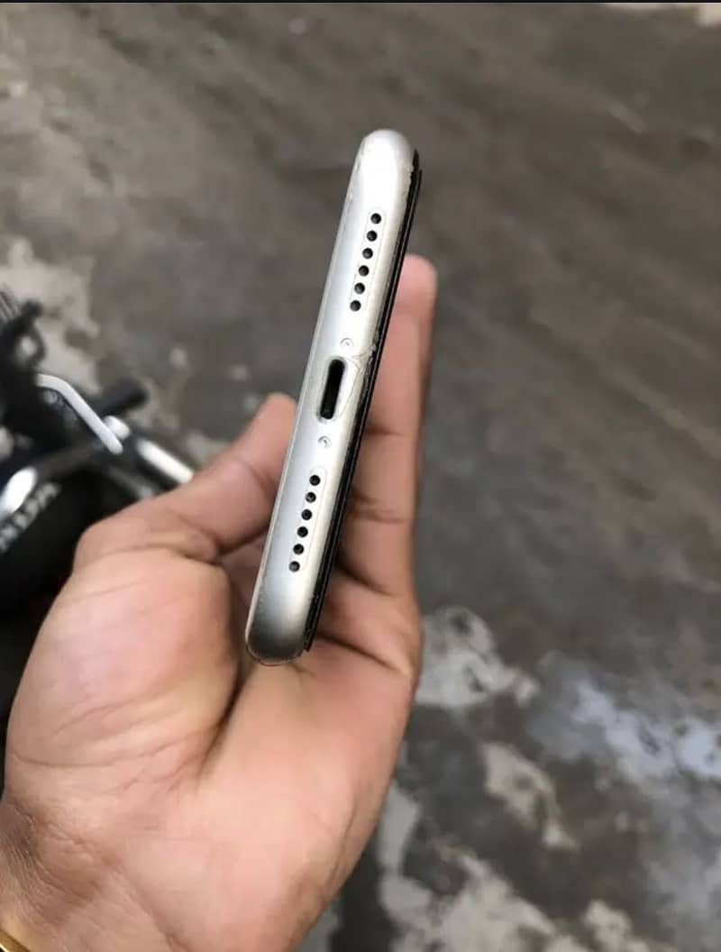 iPhone 11 3