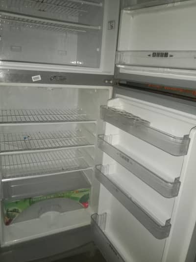 Medium Size Refrigerator for Sale – Excellent Condition